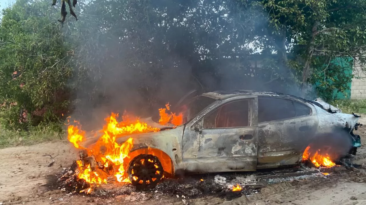 Знищений обстрілом цивільний автомобіль / Фото: Сергій Лисак