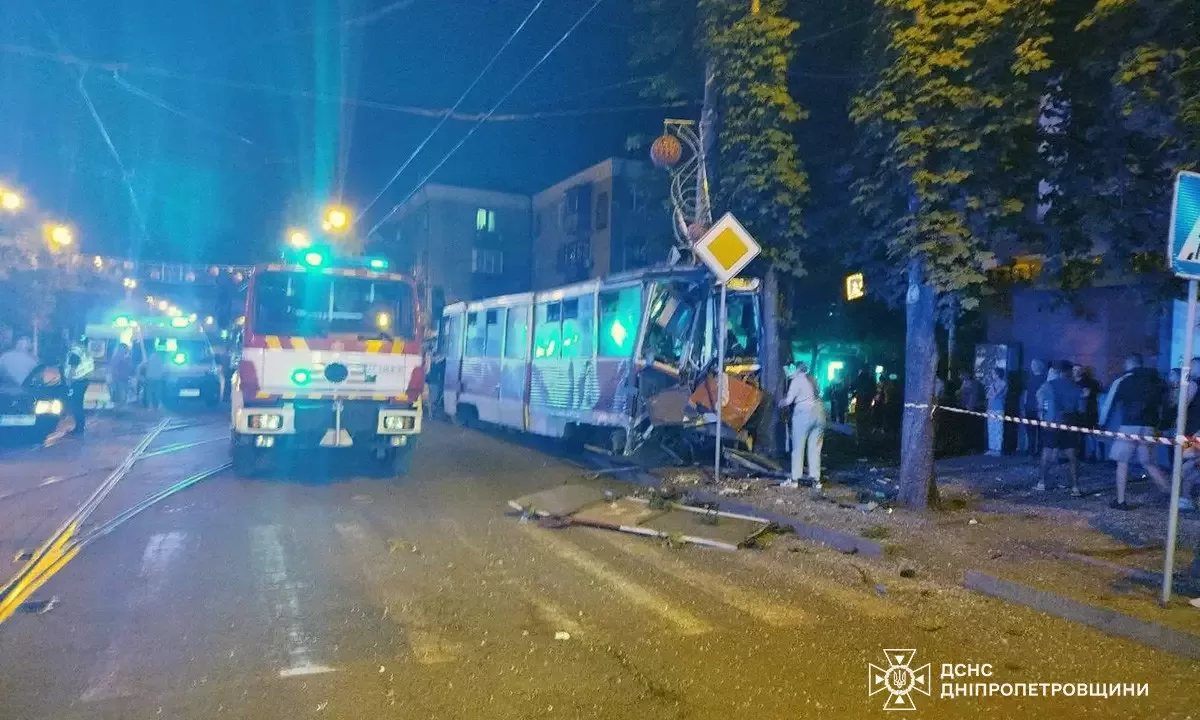 П'ятеро людей зазнали травм внаслідок ДТП із трамваєм у Кривому Розі / Фото: ДСНС