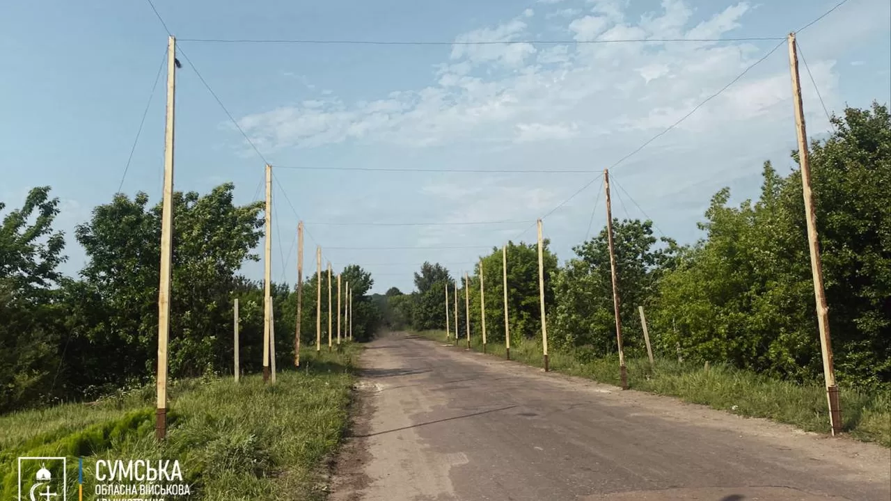 Установка антидронових сеток на Сумщине / Фото: Сумская ОВА