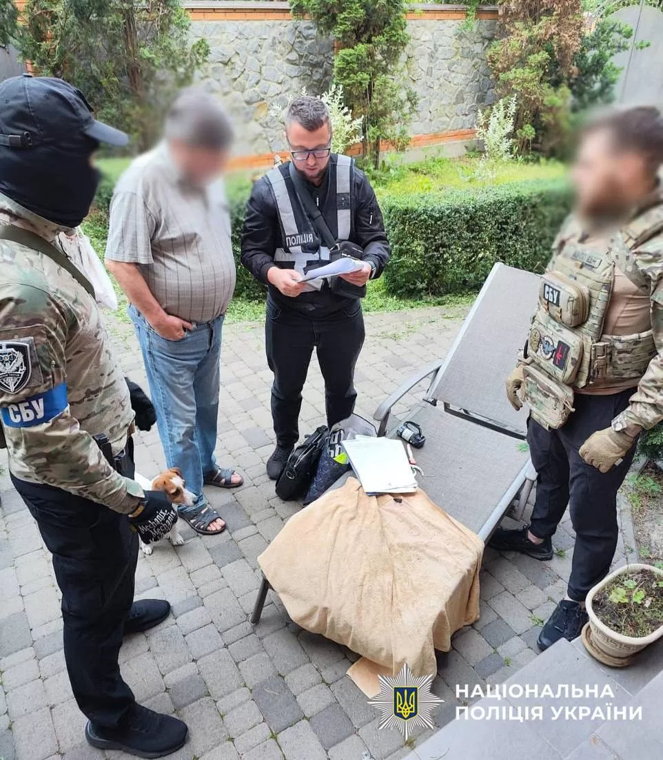 У Києві в підпільному цеху штампували фальшиві водійські посвідчення та документи на авто