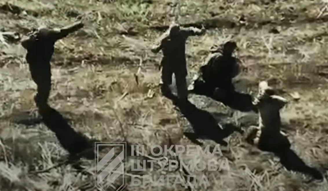 Российские военные сдаются в плен / Кадр из видео