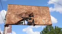 Російські окупанти стали активніше й інтенсивніше застосовувати дрони. Атакують ними автомобілі та людей на вулицях. На фото — пошкоджений російським дроном білборд у районі Дніпровського ринку / Фото Суспільне Херсон