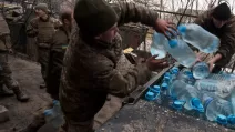 Морські піхотинці вантажать на «Гамві» питну воду для транспортування на передову. Ілюстративне фото / Фото RFE/RL