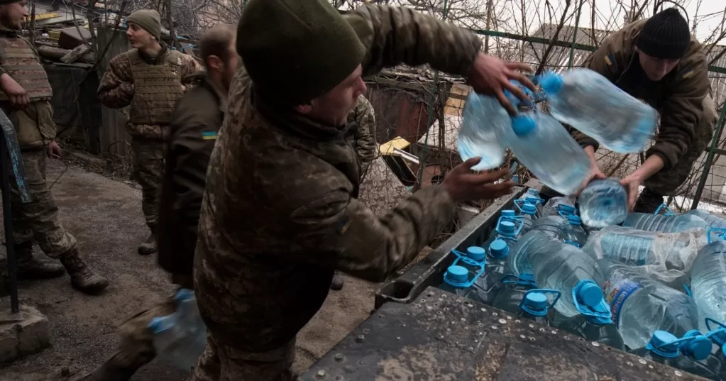 Морские пехотинцы загружают на «Хамви» питьевую воду для транспортировки на передовую. Иллюстративное фото / Фото RFE/RL