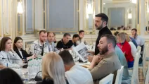 Володимир Зеленський під час спілкування з журналістами / Фото Офіс президента