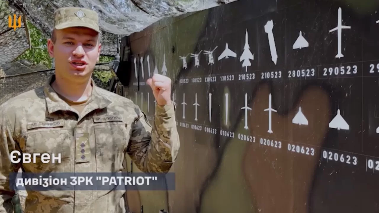 Оператор ЗРК Patriot Воздушных сил ВСУ и трафареты сбитых целей. Иллюстративное фото / Скриншот видео