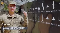 Оператор ЗРК Patriot Повітряних сил ЗСУ та трафарети збитих цілей. Ілюстративне фото / Скріншот відео