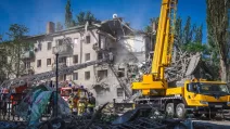 В Краматорске российская ракета разрушила часть 4-этажного жилого дома / Фото ГСЧС