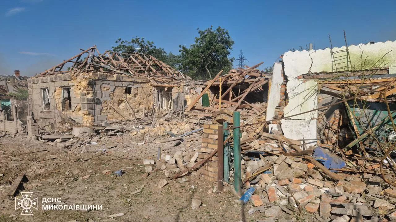 Рятувальники ліквідовують наслідки обстрілу в Очакові