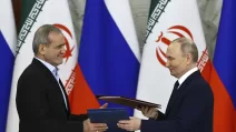 Президент России Владимир Путин и президент Ирана Масуд Пезешкиан / Фото: AP