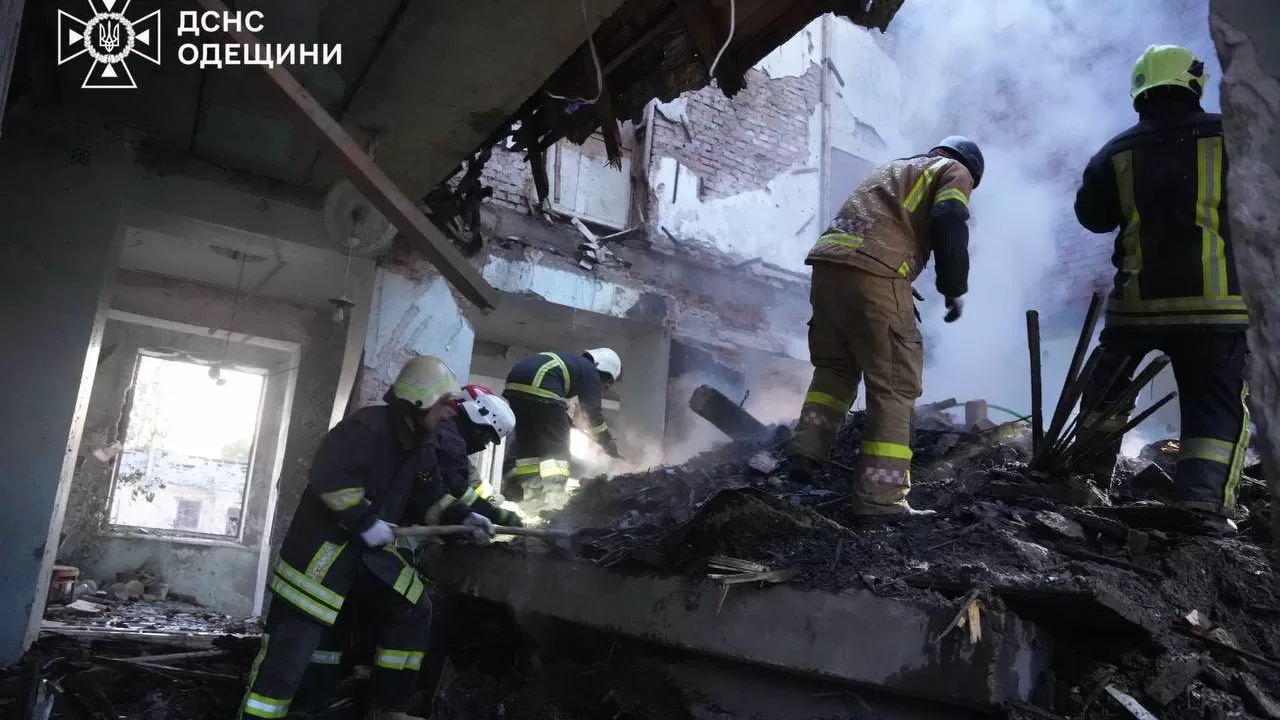 Троє людей загинули внаслілок ракетного удару по ліцею на Одещині / Фото: ДСНС