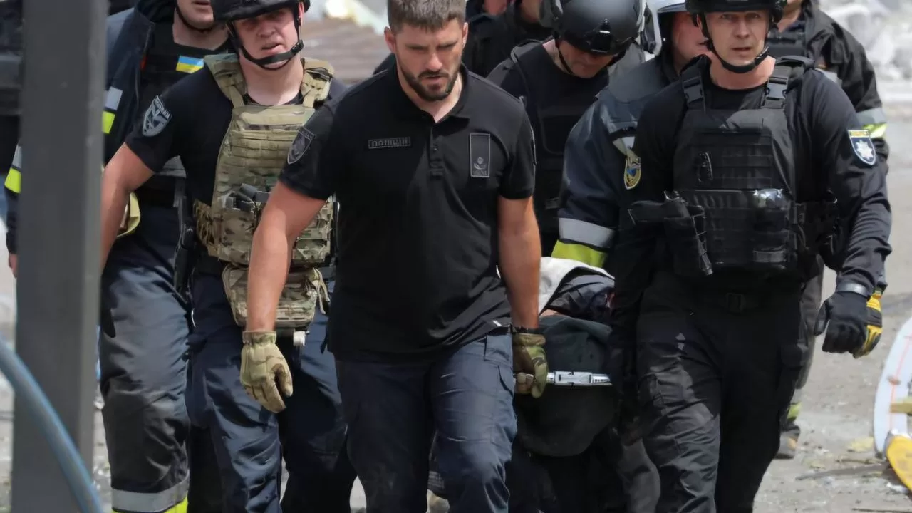 Кількість жертв ракетної атаки у Дніпрі зросла до дев'яти / Фото: Сергій Лисак