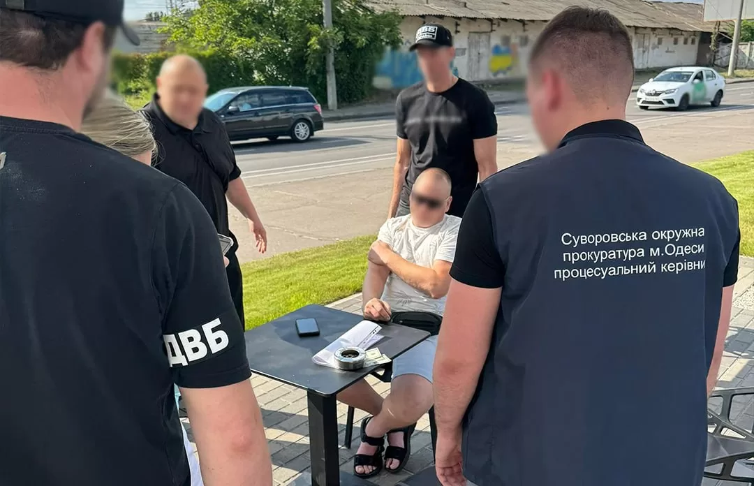 Задержание подозреваемого в организации схемы в ТСЦ МВД / Фото: ДВБ