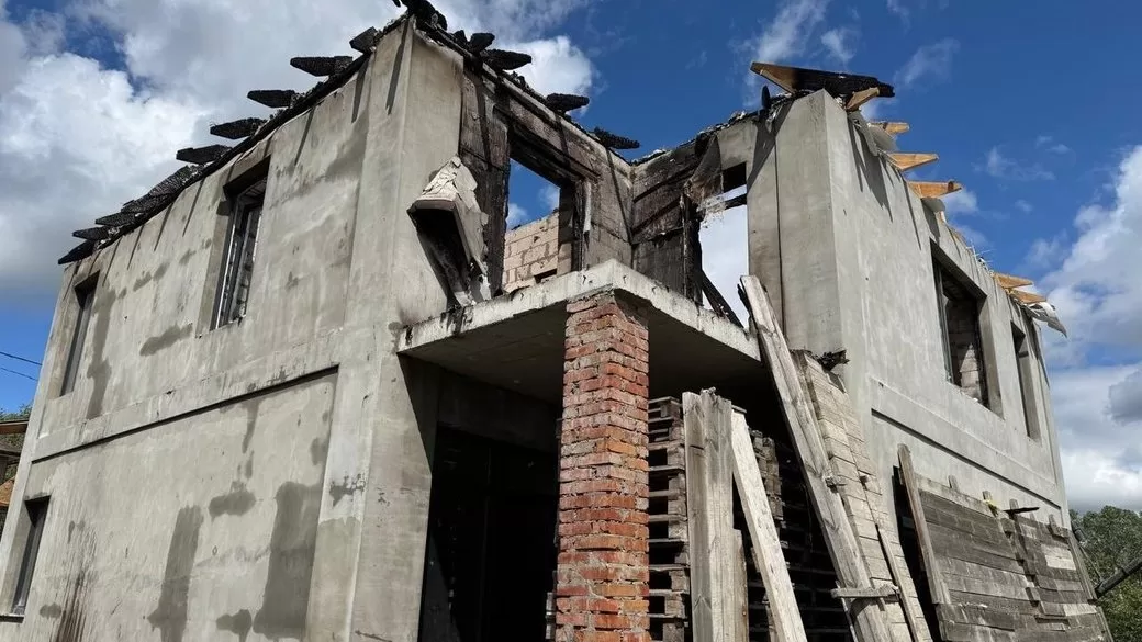 Зруйнований будинок після російського обстрілу / Фото: Поліція Херсонської області