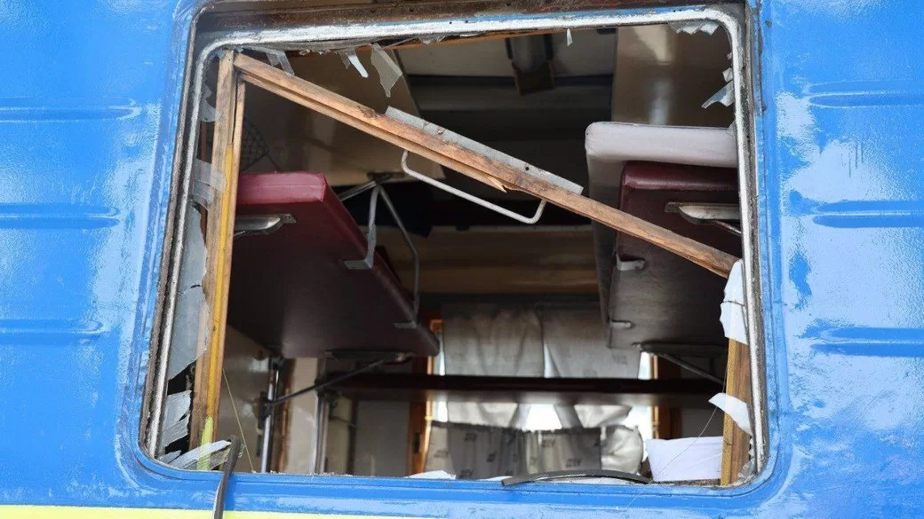 Поврежденный из-за ракетной атаки поезд "Одесса - Запорожье" / Фото: Сергей Лысак/Telegram