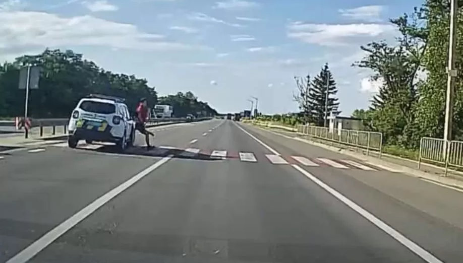Біля Львова на переході автомобіль патрульних збив неповнолітнього / Кадр з відео