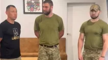 Сотрудники ТЦК публично извинились перед ветераном ВСУ Александром Усенко (в центре) / Скриншот видео