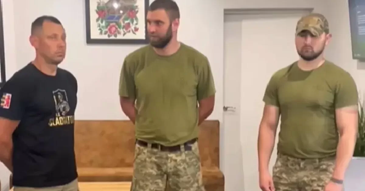 Співробітники ТЦК публічно вибачилися перед ветераном ЗСУ Олександром Усенком (у центрі) / Скрііншот відео