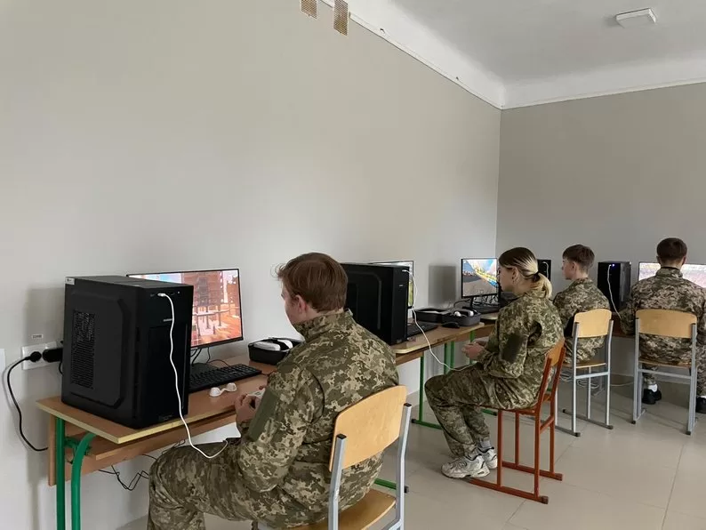 В одном из классов, где учат предмету "Защита Украины" / Фото: Суспільне