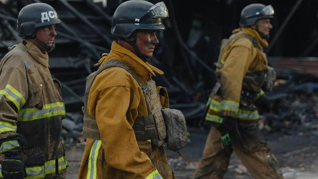 Пошуково-рятувальні роботи на місці ракетного удару у Дніпрі / Фото: ДСНС