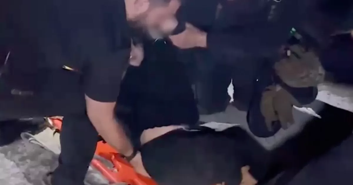 Четыре часа спасатели ГСЧС вместе с полицейскими пытались помочь ребенку, который находился на крыше недострой / Скриншот видео