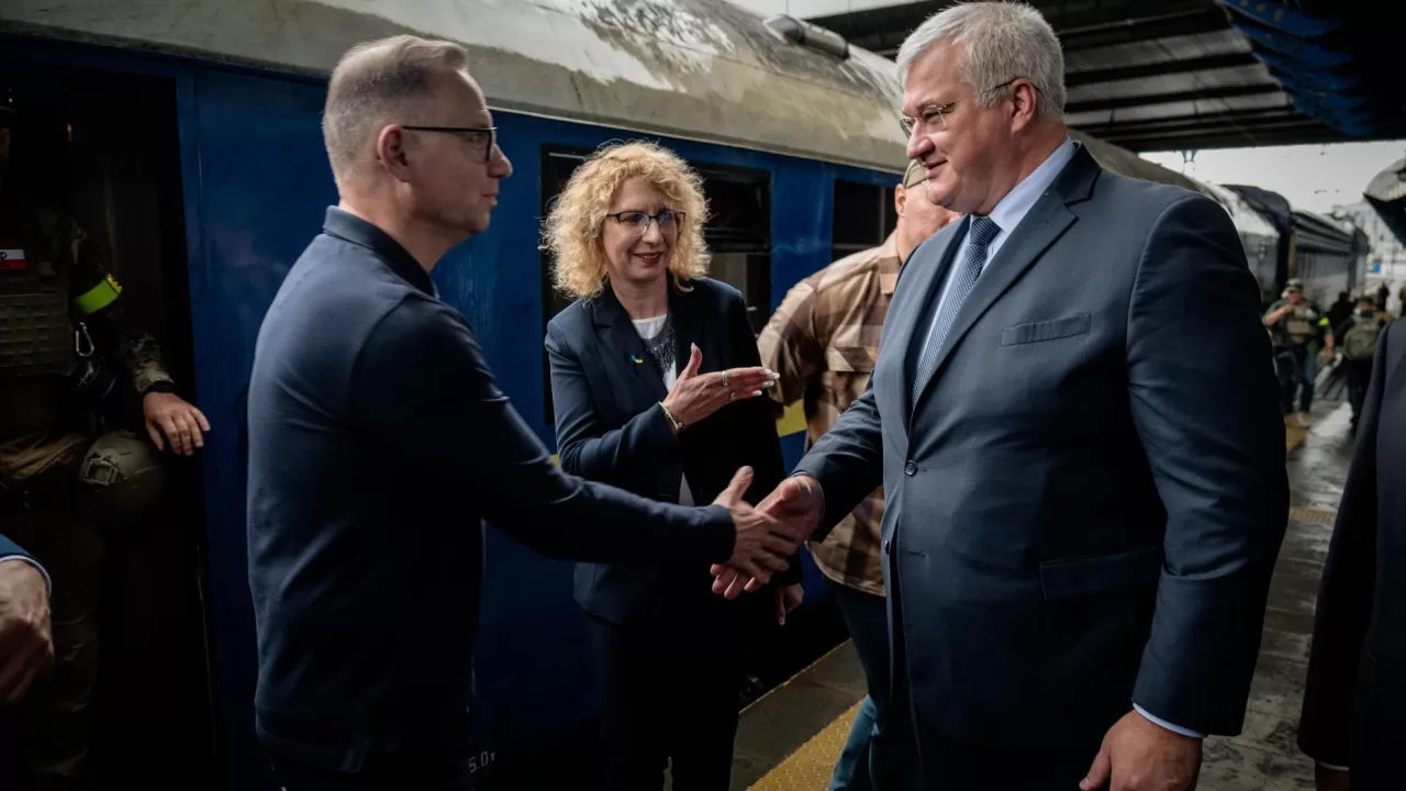 Андрій Сибіга зустрічає Анджея Дуду на Центральному вокзалі Києва / Фото з X @andrii_sybiha