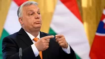 Прем'єр-міністр Угорщини Віктор Орбан жестикулює під час прес-конференції у Братиславі, Словаччина, 28 квітня 2025 / Фото Reuters