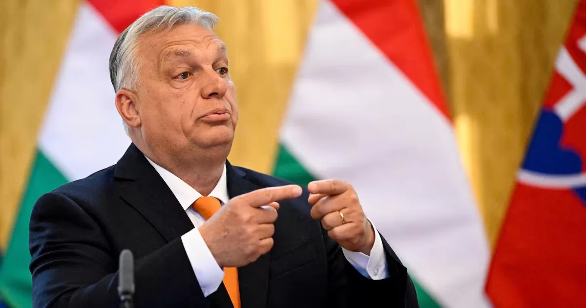 Прем'єр-міністр Угорщини Віктор Орбан жестикулює під час прес-конференції у Братиславі, Словаччина, 28 квітня 2025 / Фото Reuters