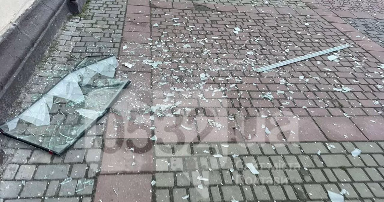 На Полтавском вокзале выбиты окна и двери, частично разрушены потолки / Фото из Telegram @polltava0532ua