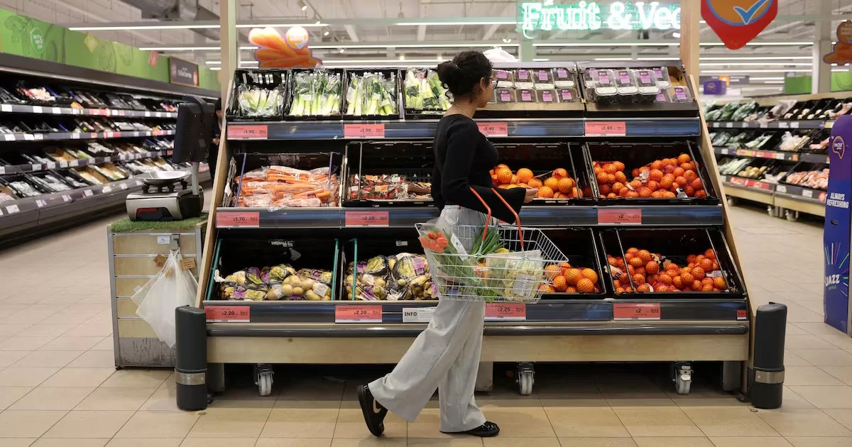 Покупательница делает покупки в отделе фруктов супермаркета Sainsbury's в Ричмонде, Западный Лондон, 21 февраля 2024 года / Фото Reuters