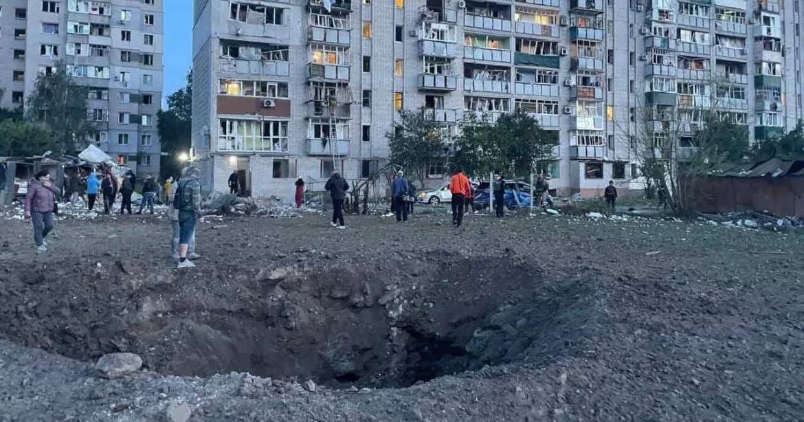 Огромная воронка в Смеле Черкасской области после ночной атаки РФ / Фото из соцсетей