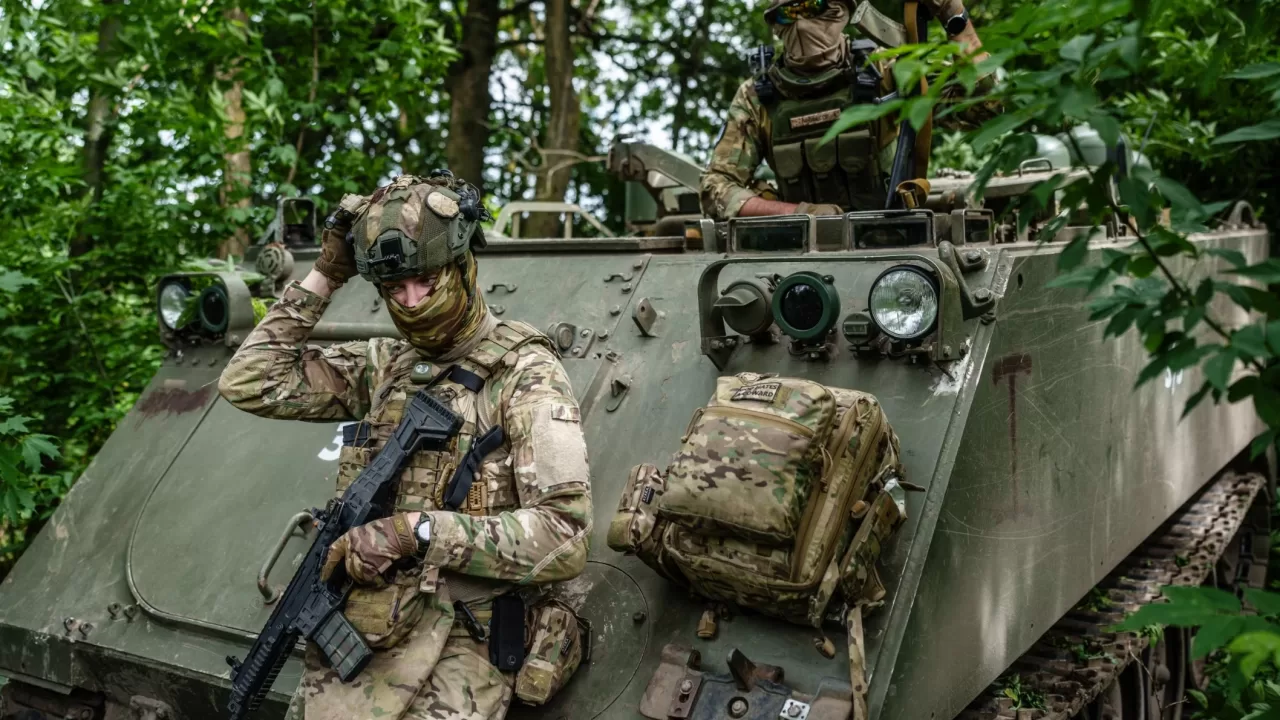 Українські військові біля Сум / Фото: Serhii Korovayny/WSJ