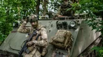 Украинские военные возле Сум / Фото: Serhii Korovayny/WSJ