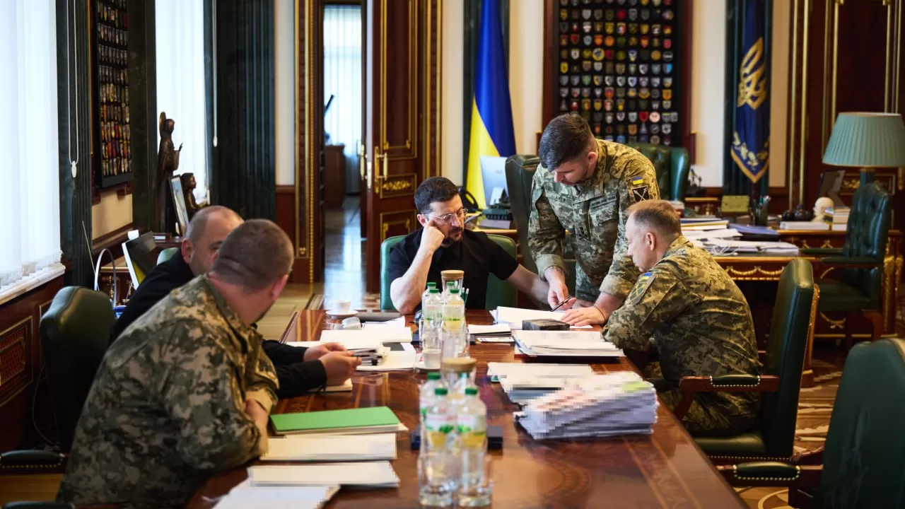 Президент Володимир Зеленський проводить нараду з військовими / Фото: Офіс президента