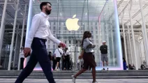 Люди проходят мимо магазина Apple на Пятой авеню в Нью-Йорке, 1 мая 2025 года / Фото Reuters
