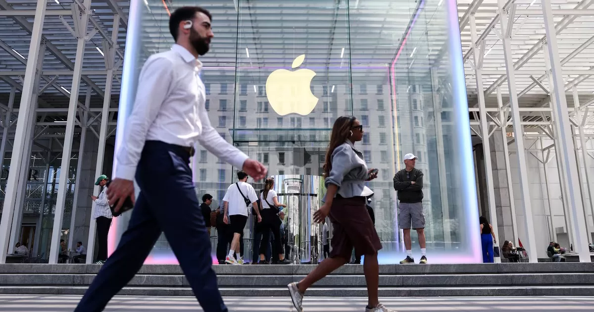 Люди проходят мимо магазина Apple на Пятой авеню в Нью-Йорке, 1 мая 2025 года / Фото Reuters