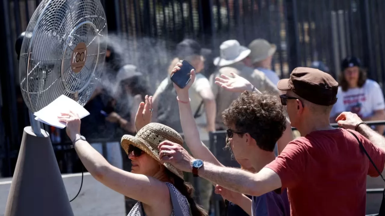 Туристи шукають прохолоду біля вентилятора, встановленого зовні Колізею під час спекотної погоди в Римі в понеділок, коли прогнозувалася максимальна температура 38 °C / Фото Reuters