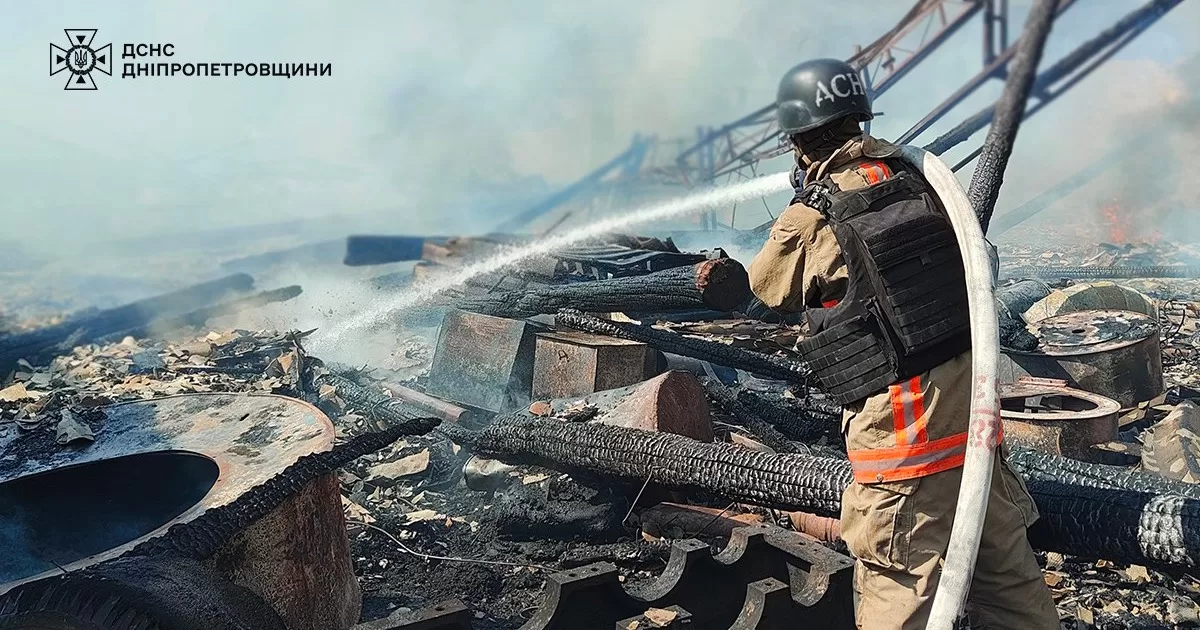 Спасатели ликвидируют последствия удара по Никополю. 10 июля 2024 года. Иллюстративное фото / Фото ГСЧС