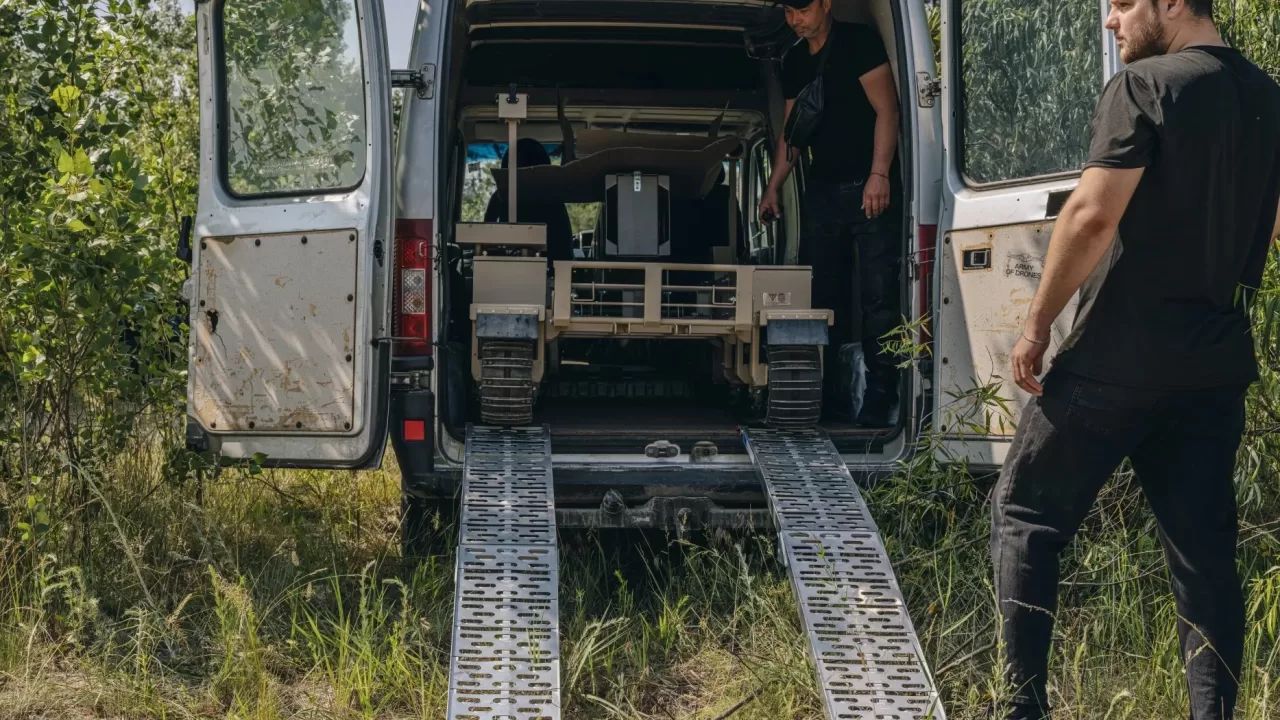 Безпілотний наземний транспортний засіб «TerMIT» спускається з рампи під час демонстрації в Україні 5 червня / Фото Bloomberg