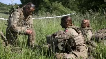 Добровольці Данської королівської лейб-гвардії відпочивають під час навчань у Ховельте, Данія / Фото: REUTERS