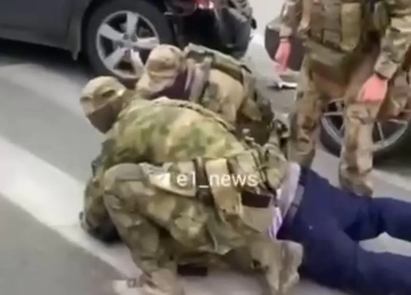 Задержание главы азербайджанской диаспоры на Урале Шахина Шихлинского / Кадр из видео
