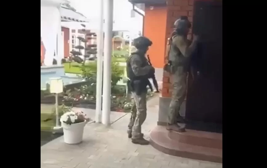 Затримання "добрими і ввічливими силовиками" у Воронежі азербайджанського підприємця і співвласника Олексіївського ринку Юсифа Халілова / Скріншот