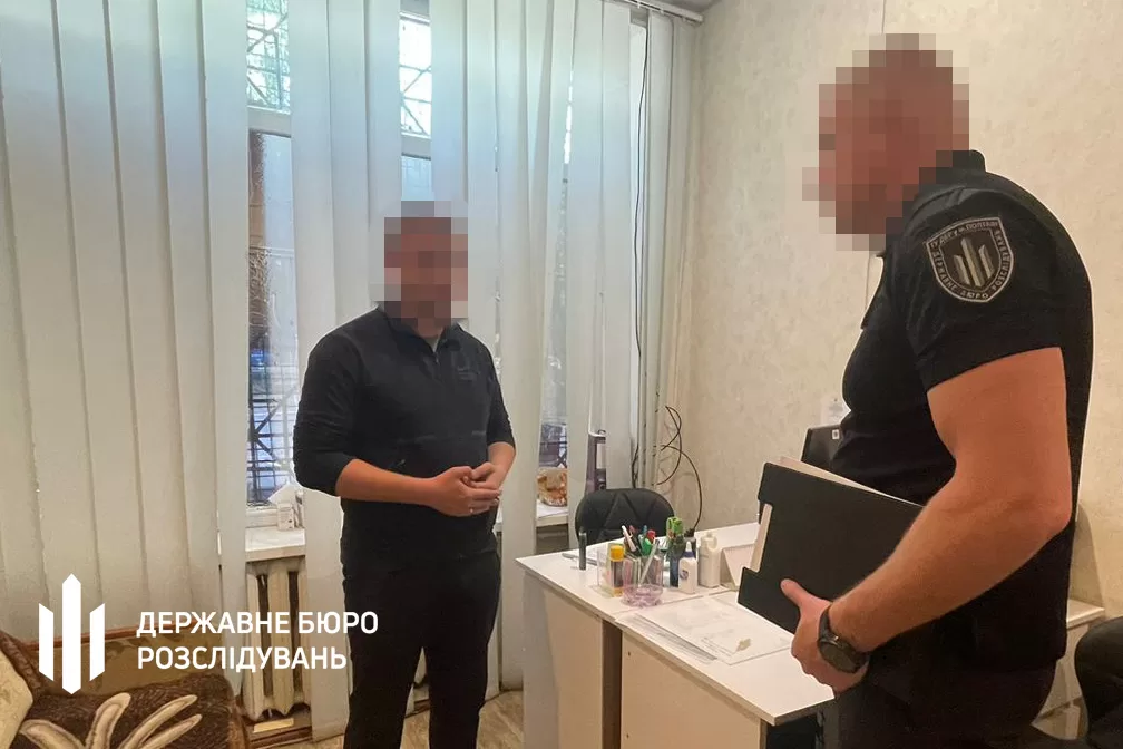 У Дніпрі військовослужбовець ТЦК незаконно списав з обліку 17 чоловіків