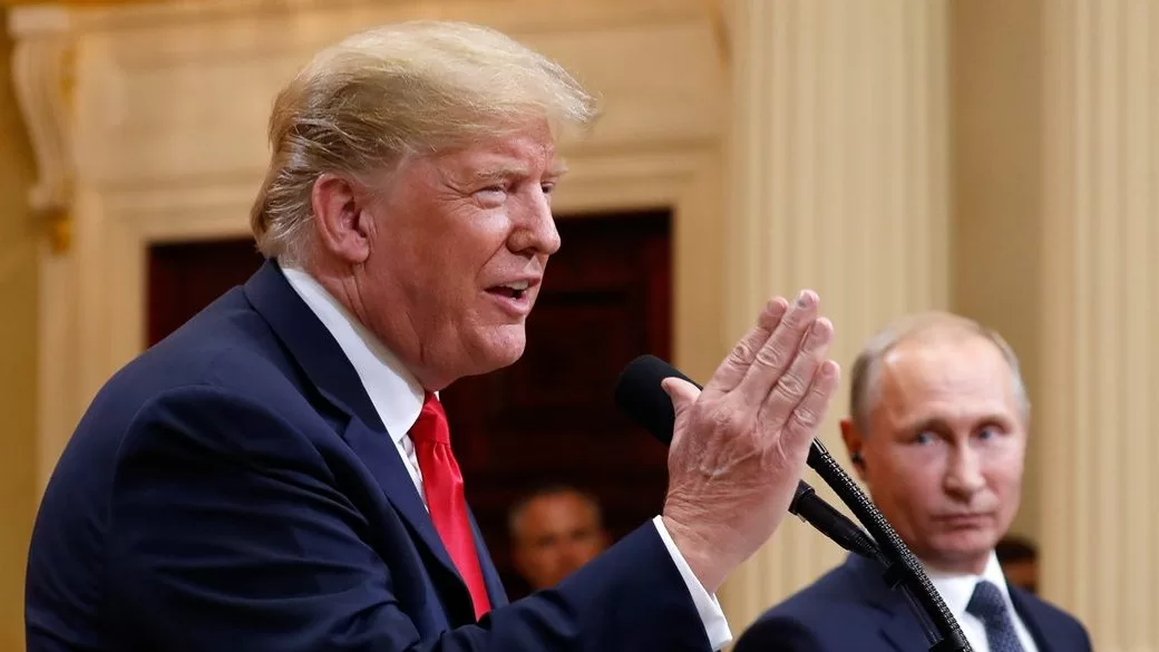 Президент США Дональд Трамп (слева) с главой России Владимиром Путиным во время пресс-конференции после их встречи в президентском дворце в Хельсинки, Финляндия, 16 июля 2018 года / Фото: AP