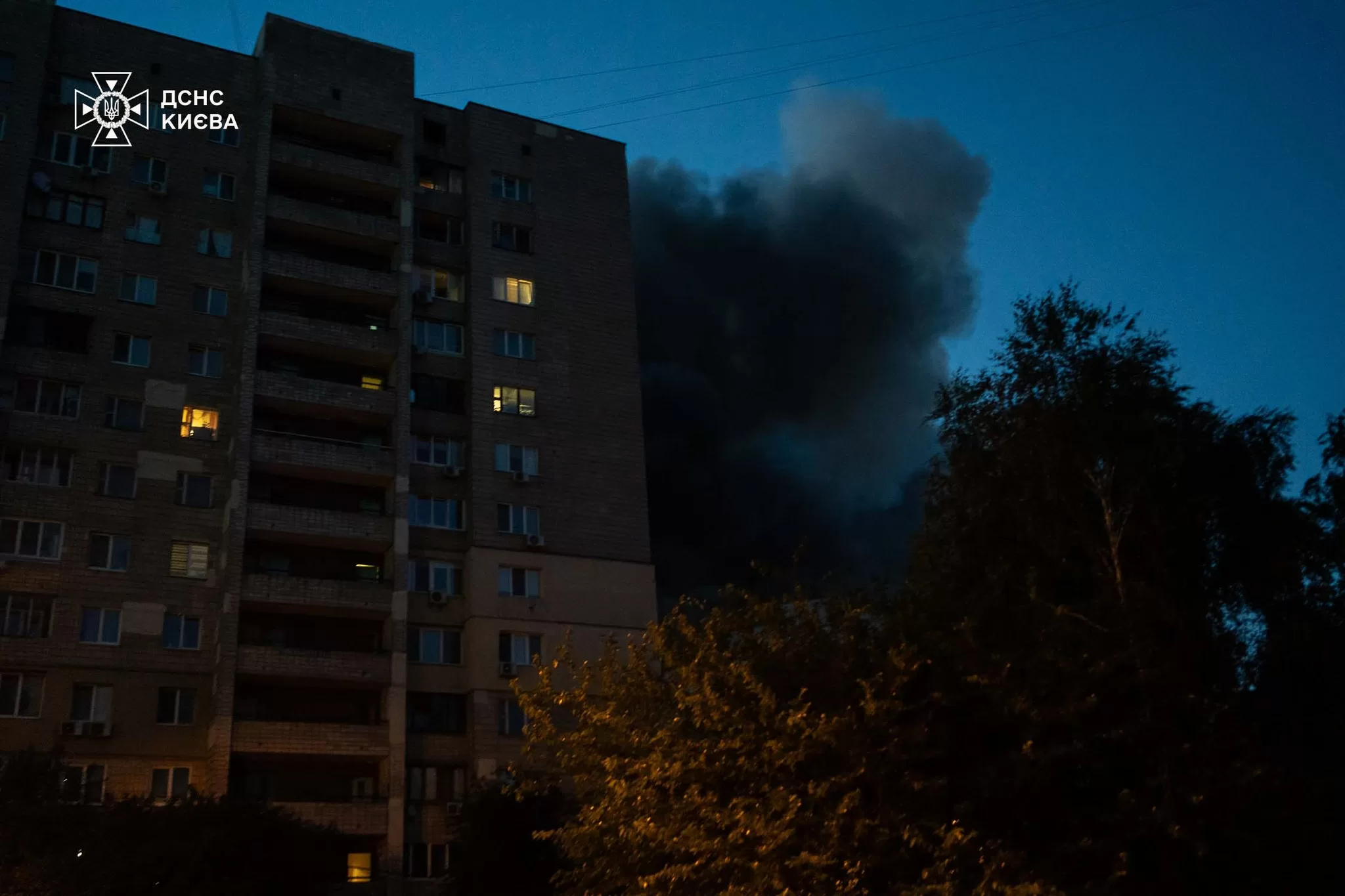 Рятувальники показали наслідки атаки РФ на Київ