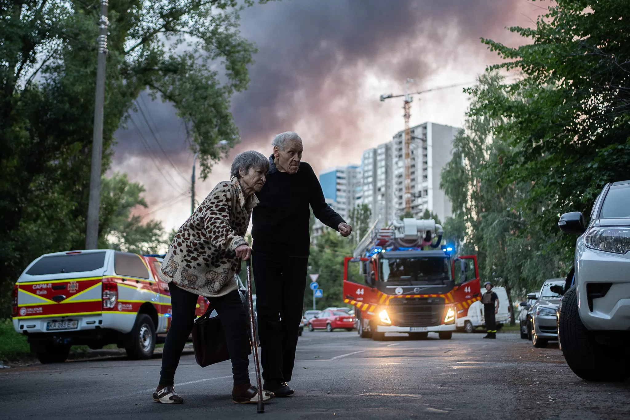 ДСНС ліквідує наслідки атаки у Києві
