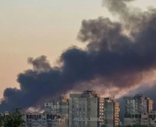 У Києві високий рівень забрудненості повітря через пожежі після обстрілів / Фото: Міндовкілля