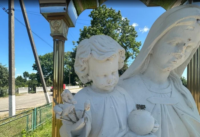 На Львівщині вандал пошкодив фігури Богородиці та Шевченка / Фото: Еспресо.Захід