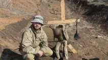Підлеглий Олега Побережнюка, Владислав Пастух фотографується на тлі прив’язаного до хреста військовослужбовця / Українська правда