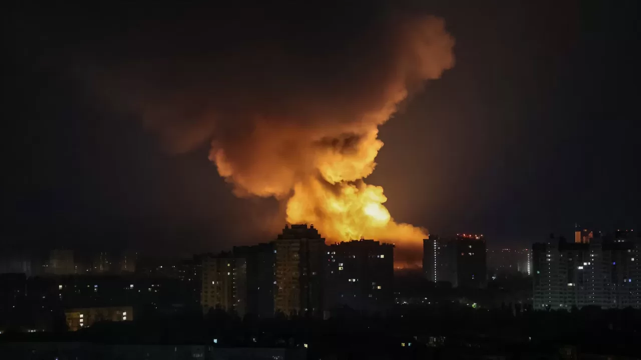 Взрыв освещает небо над городом во время российского воздушного удара по Киеву, 4 июля 2025 года / Фото REUTERS
